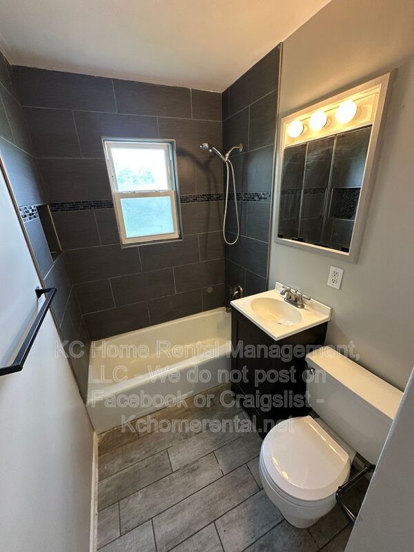 Building Photo - 5029 NE 56th Pl