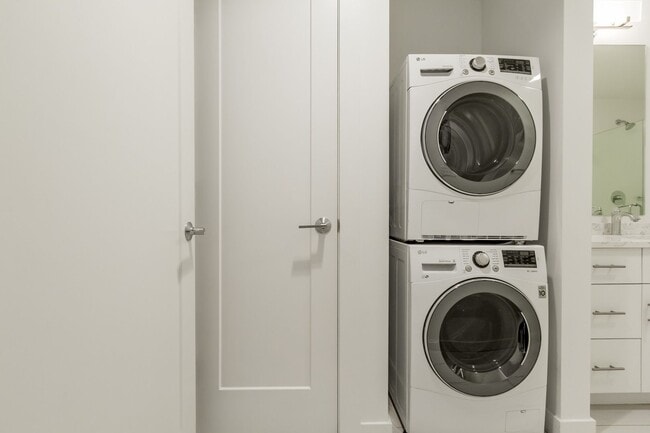 Building Photo - 1BR/1BA - Beautiful Updated Condo in Downtown Portland