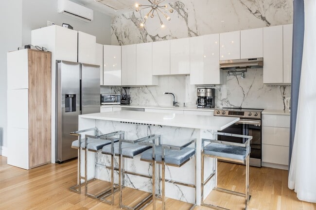 Building Photo - Modern Mountain Retreat with Rooftop Hot Tub – Flexible Lease Options