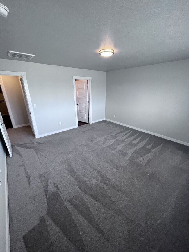 Building Photo - Central Located 4 bed 2.5 bath home