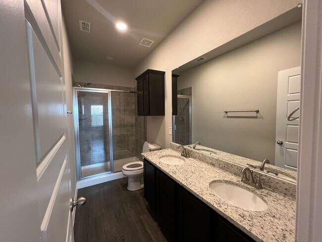 Building Photo - Luxury duplex in Seguin!
