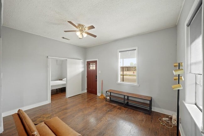 Primary Photo - 2716 Commerce St