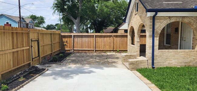 Building Photo - 5733 Dorbrandt St