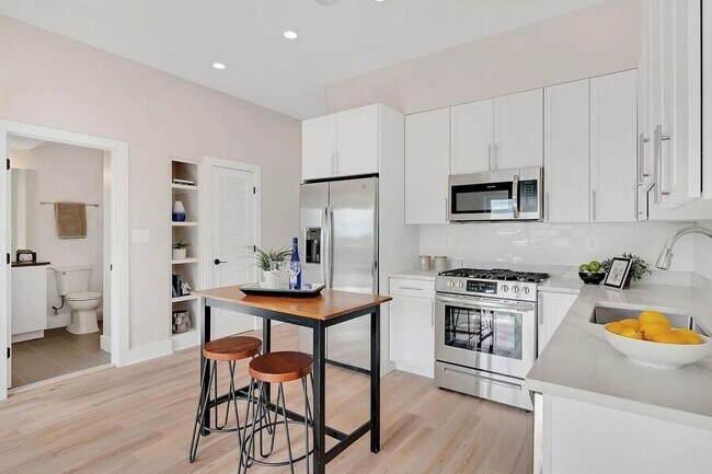 Building Photo - 1130 Penn St NE