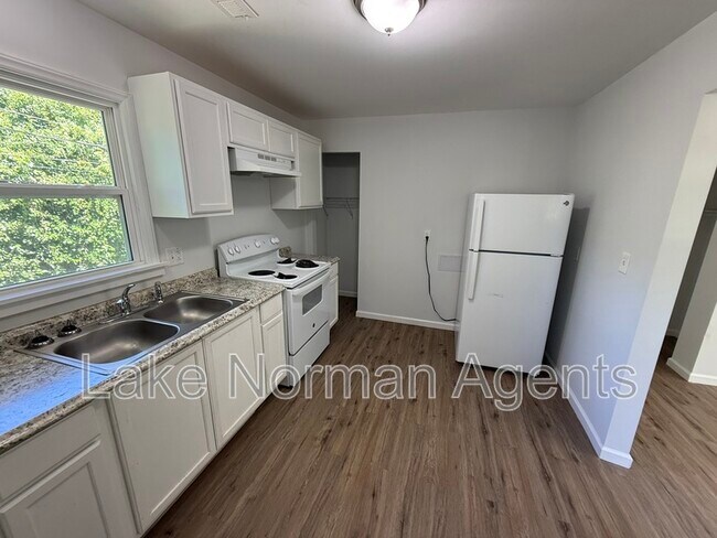Building Photo - 2320 Shade Tree St