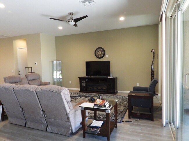 Building Photo - 3 Bedroom 2 Bathroom