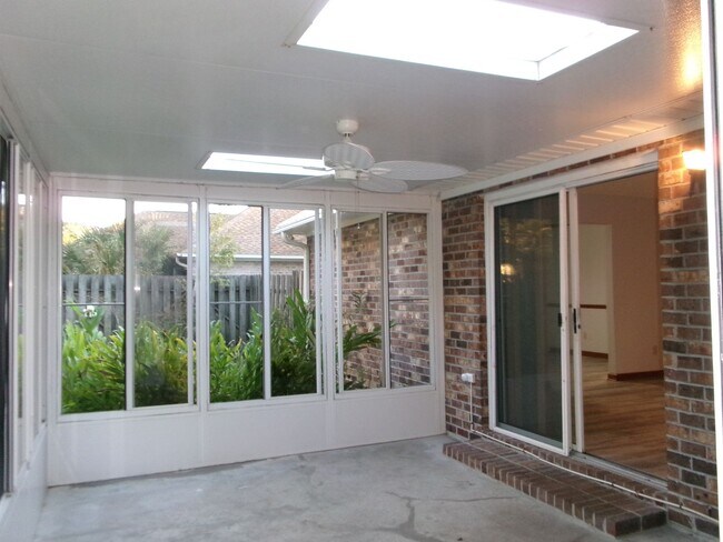 Building Photo - Spacious 3 bedroom home in the Forestbrook...