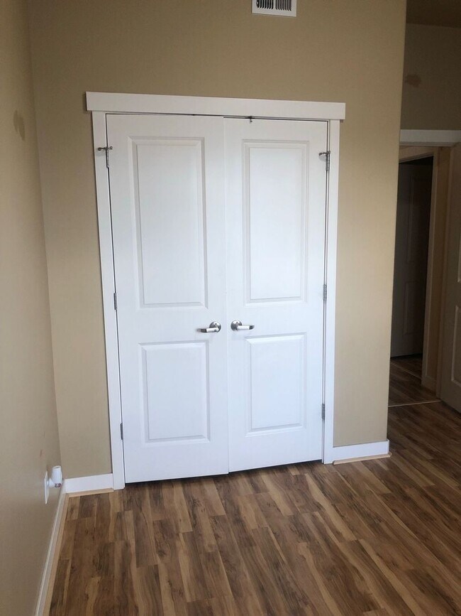 Building Photo - Stunning Down Town Condo in Secure Building