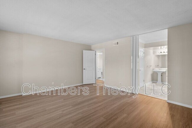 Building Photo - 309 Yoakum Pkwy