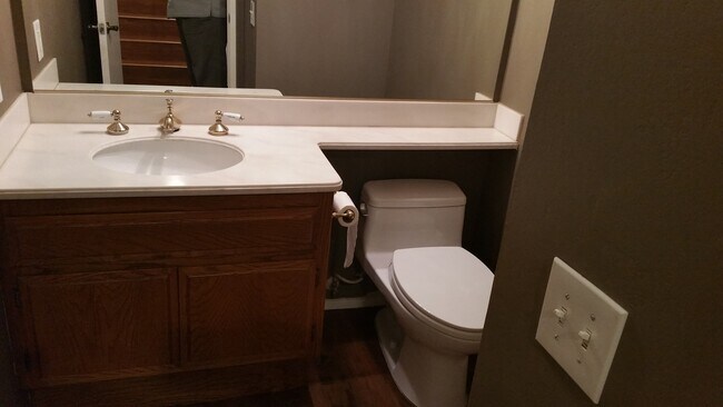 Building Photo - 2BED/2.5BATH