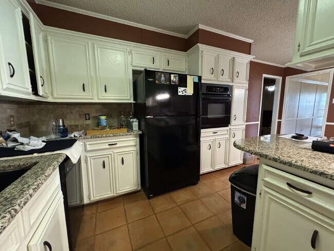 Building Photo - "Spacious 3-Bedroom with 2 Full Baths in P...