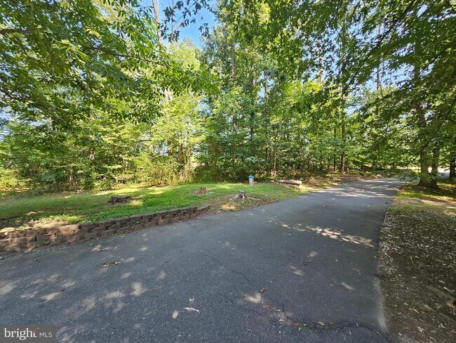 Building Photo - 381 Longwood Dr