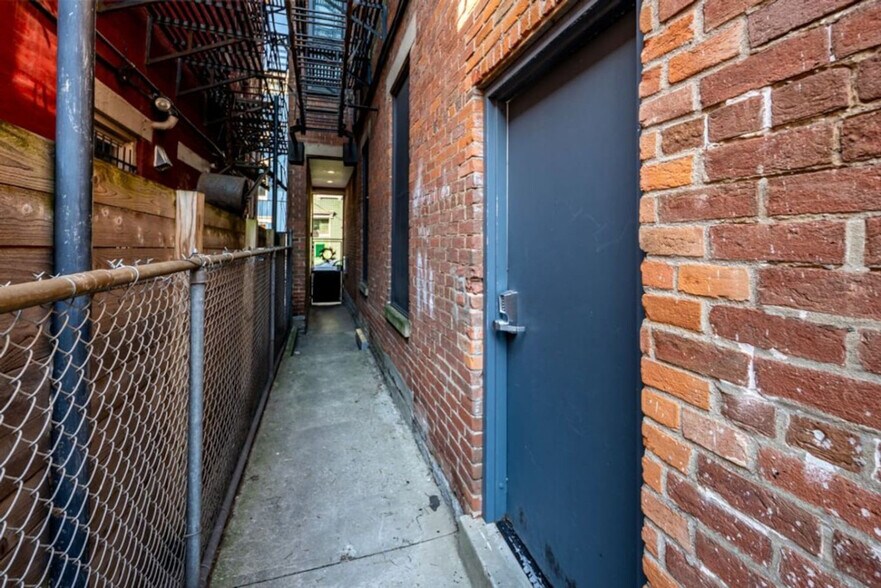 Building Photo - 1626 Pleasant St