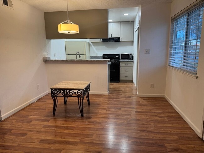 Building Photo - Nicely updated Mequon Condo