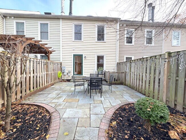 Building Photo - Premier Del Ray Townhome: Steps from The Avenue