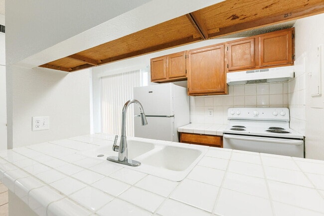 Building Photo - 140 N Troy Ave