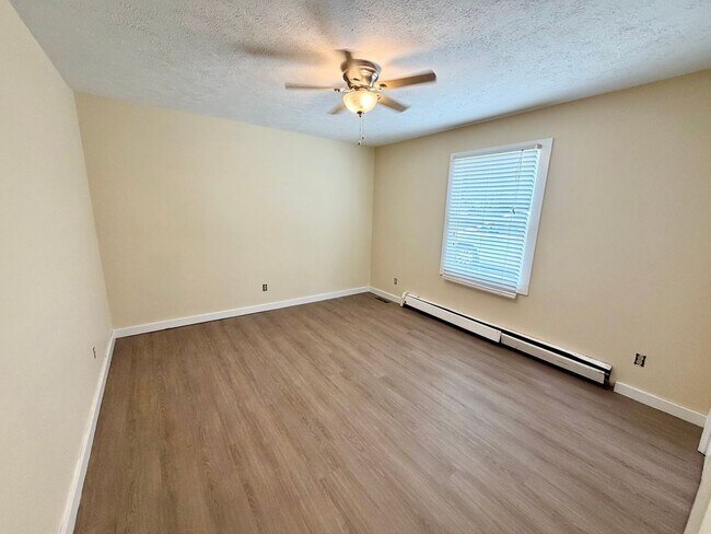 Building Photo - 607 Hillview Dr