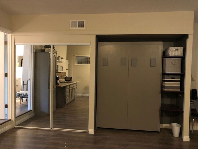 Building Photo - Furnished Studio