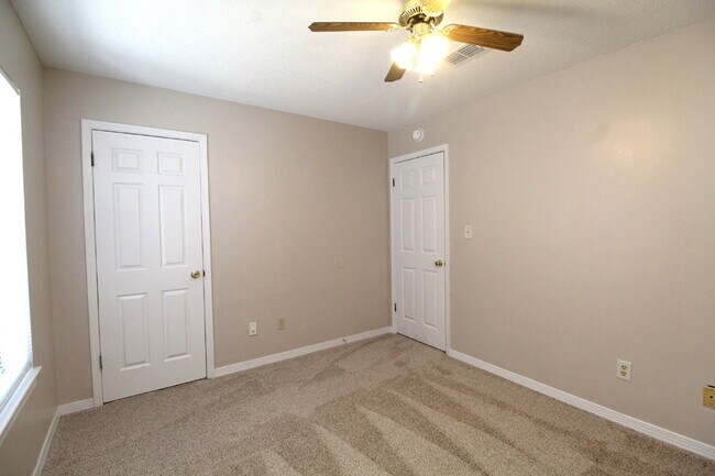Building Photo - Charming Townhome with Fireplace & Fenced ...
