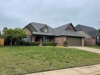 Building Photo - JENKS SCHOOLS - 3 bed with study and formal dining!!