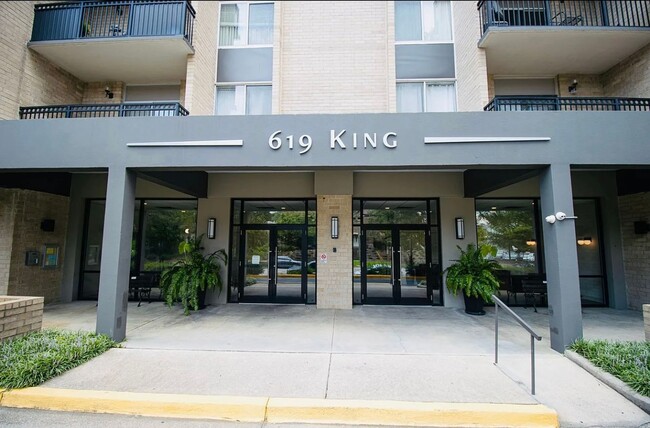 Building Photo - Upscale 1BR/1BA Condo with Balcony & City ...