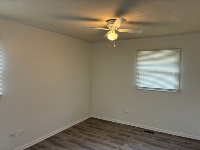 Building Photo - Spacious Updated 4 Bed 2 Bath with Garage Parking