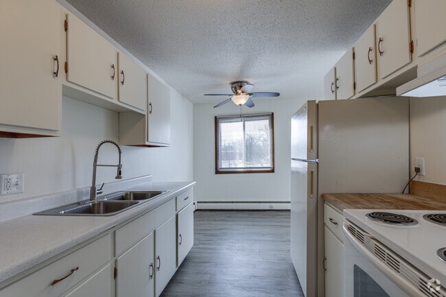 2BR, 1BA - 825SF - Kitchen - Eldridge Apartments