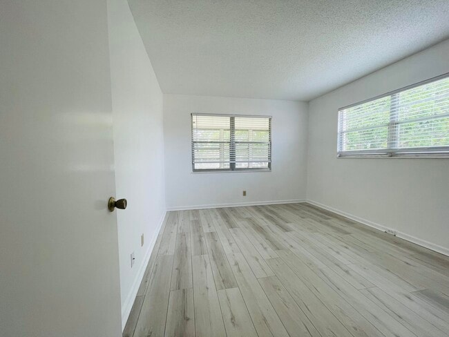 Building Photo - 333 Farnham P