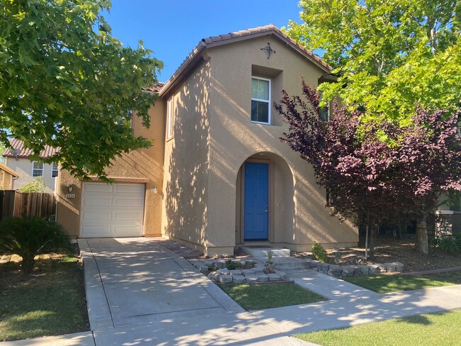 Primary Photo - 3 Bedroom, 2.5 bath house with loft space ...