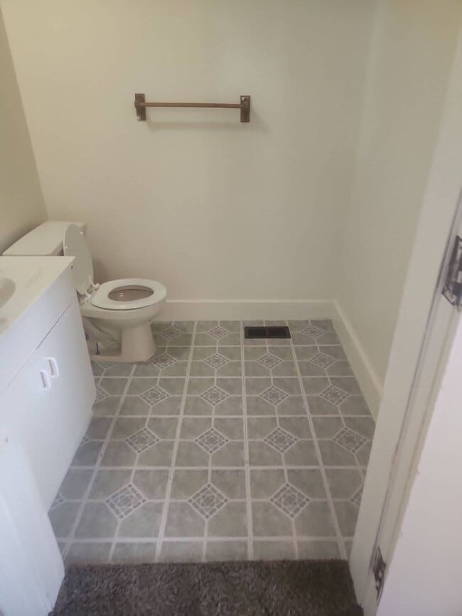 Building Photo - 3 BR House / Section 8 Voucher Accepted