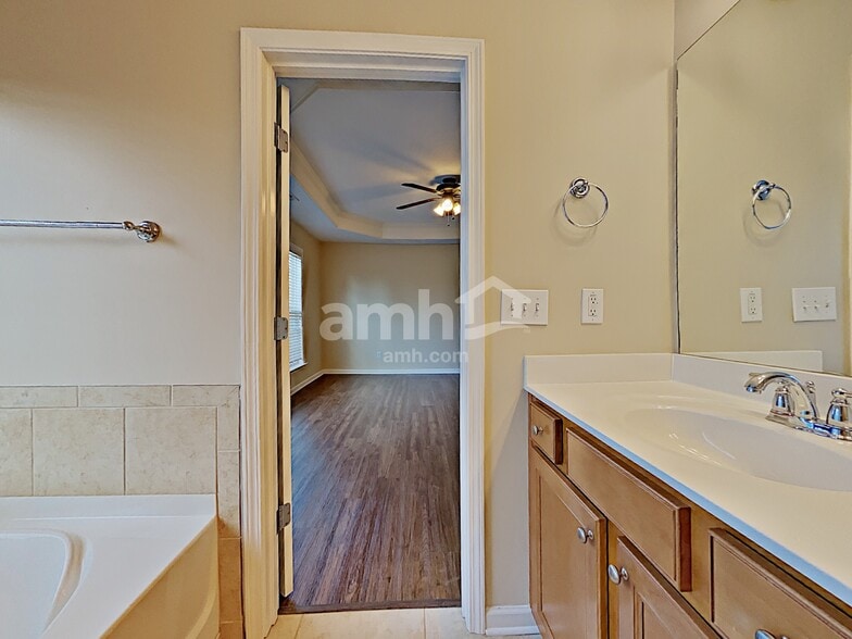 Building Photo - 818 Poplar Ter