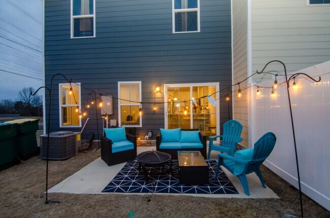 Building Photo - Beautiful, new build in quiet neighborhood