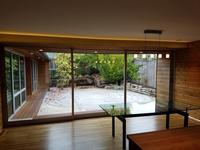 Building Photo - Beautiful Hidden Gem Modern Custom Home in...