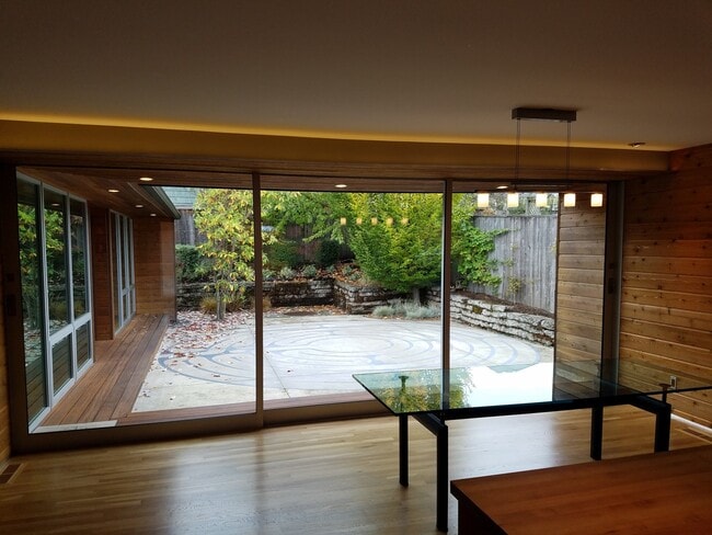 Building Photo - WINTER SPECIAL: Beautiful Hidden Gem Modern Custom Home in Great Salem Neighborhood!
