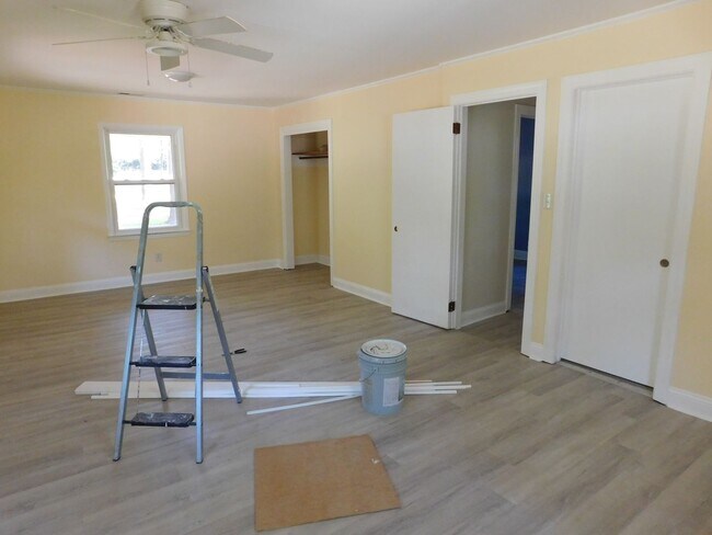 Building Photo - 4925 Morton Rd