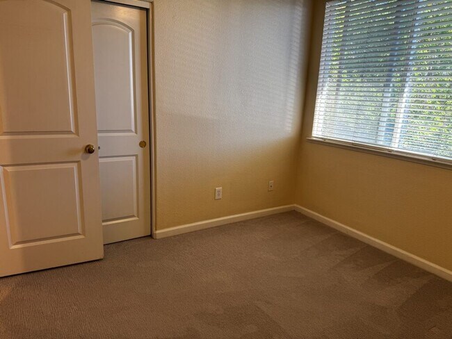 Building Photo - Beautiful and spacious 4 bedroom/ 2.5 bathroom home