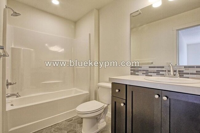 Building Photo - 3 Bed, 2.5 Bath Home in Ridgefield's McCormick Creek Subdivision