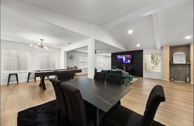 Building Photo - Stunning Home with Spacious Layout & Modern Upgrades