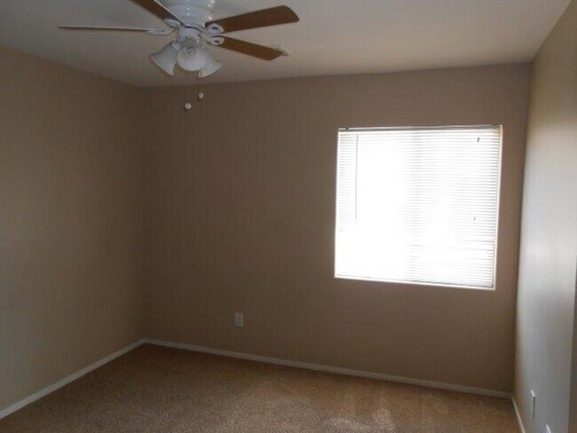 Building Photo - Large Spacious 3 Bedroom Townhome with Com...