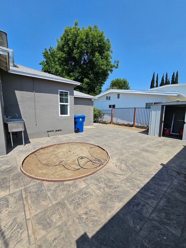 Building Photo - 7044 Yarmouth Ave
