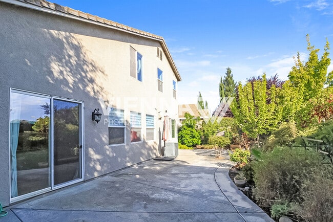 Building Photo - Beautifully Maintained Roseville Home with...