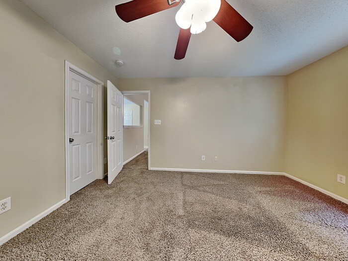 Building Photo - 2613 Fairstone Ave