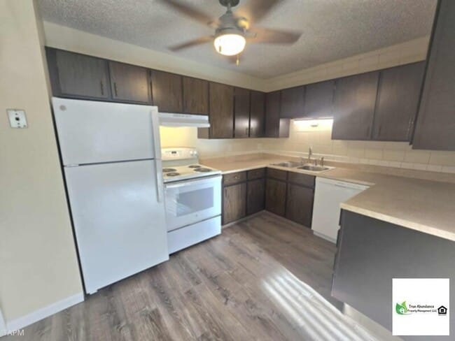 Building Photo - Cozy &amp; Stunning One Bedroom Apartment!
