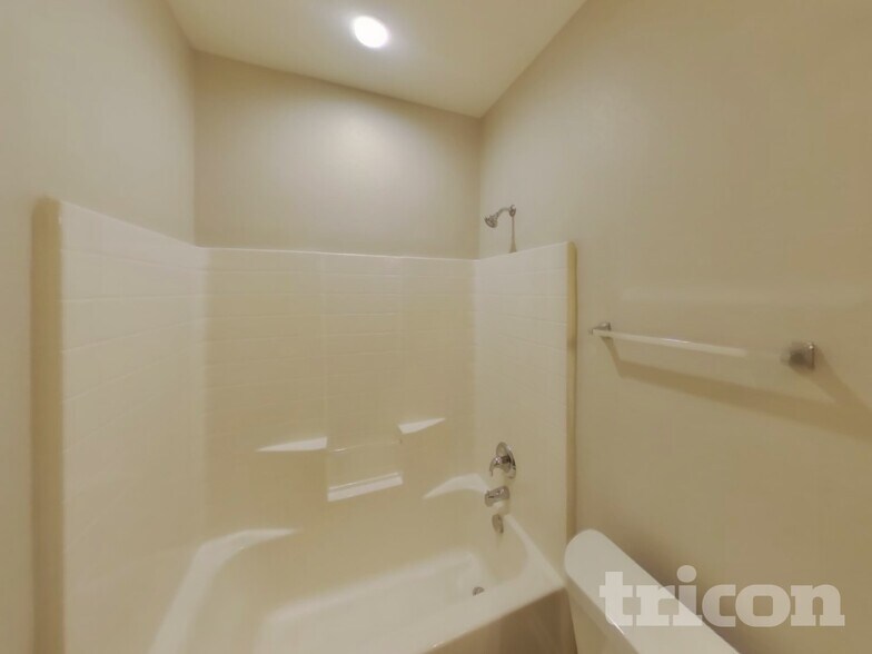 Building Photo - 207 Moonlight Dr