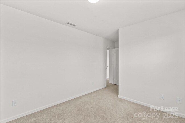 Building Photo - 129 Canada Dr