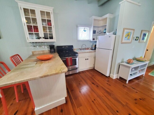 Building Photo - 226 NE 1st Ave