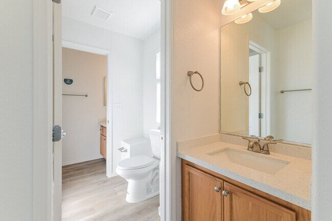 Building Photo - 978 Medina De Leon Ave