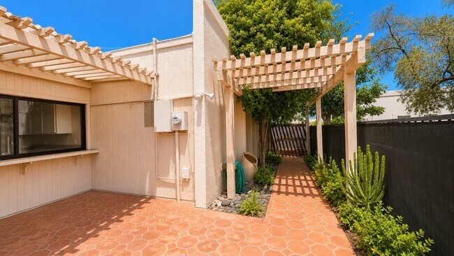 Building Photo - 322 E Huntington Dr