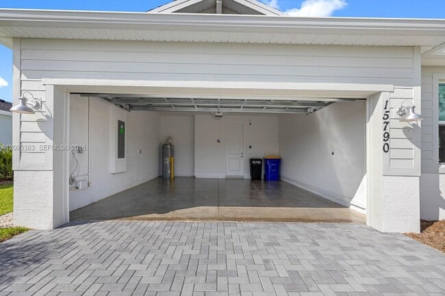 Building Photo - 15760 SW Hammock Wy