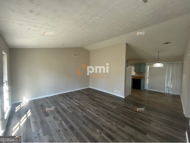 Building Photo - 667 Rae Dr SW